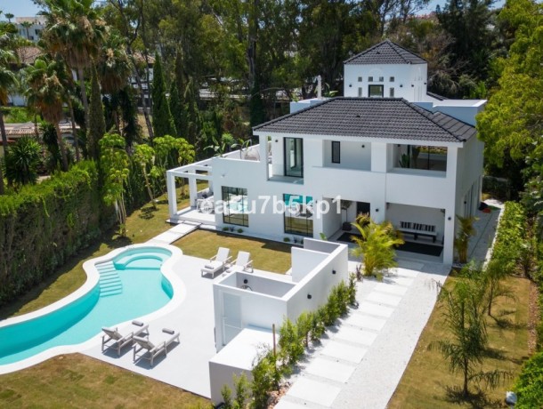Villa for sale in Nueva Andalucía, Marbella