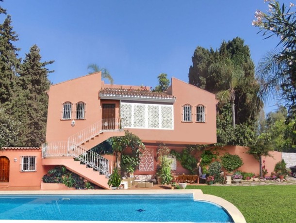 Villa for sale in El Paraiso, Marbella