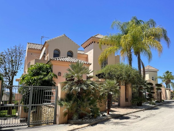 Villa for sale in El Rosario, Marbella
