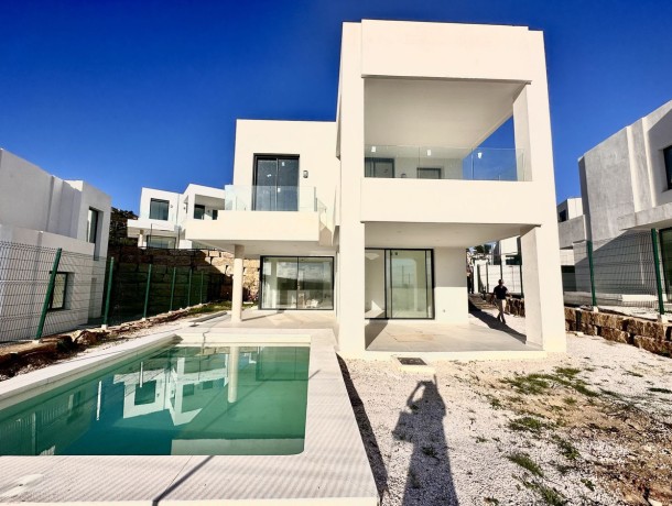 Villa for sale in La Duquesa, Marbella