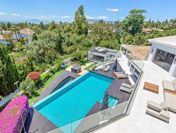 Villa for sale in Las Chapas, Marbella