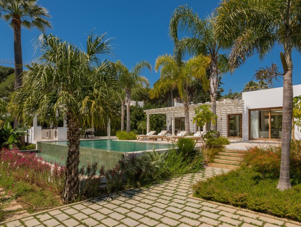 Villa for sale in Nueva Andalucía, Marbella