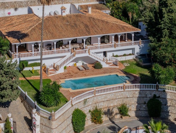 Villa for sale in Sierrezuela, Marbella