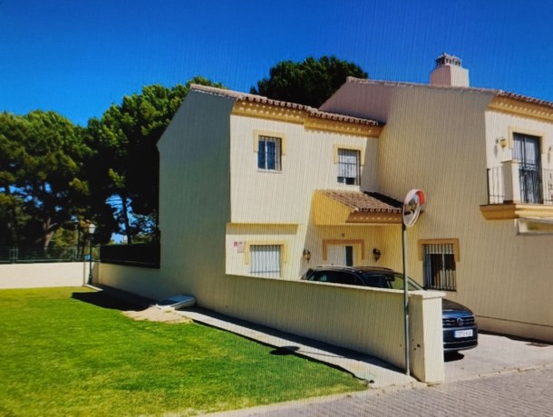 Villa for sale in El Rosario, Marbella