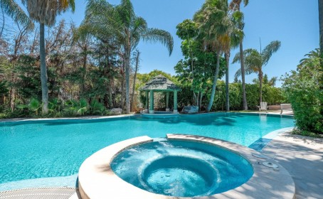 Villa for sale in , Nueva Andalucía