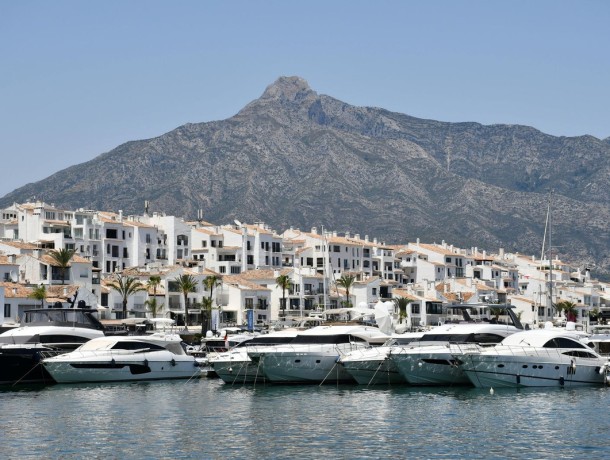 Commercial for sale in Puerto Banús, Marbella