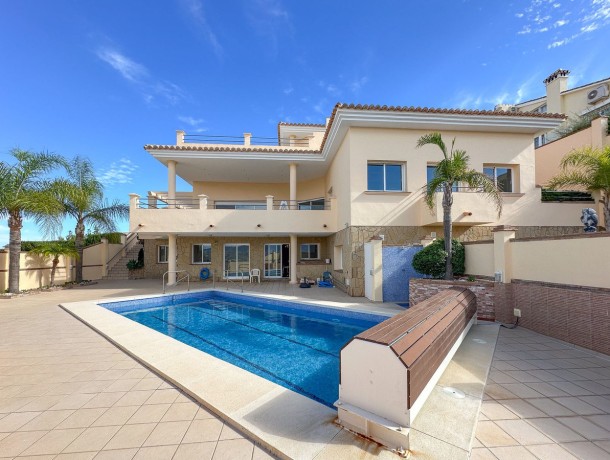Villa for sale in Cerros del Aguila, Marbella