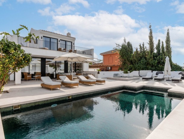 Villa for sale in El Rosario, Marbella