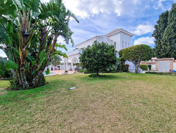 Villa for sale in El Paraiso, Marbella