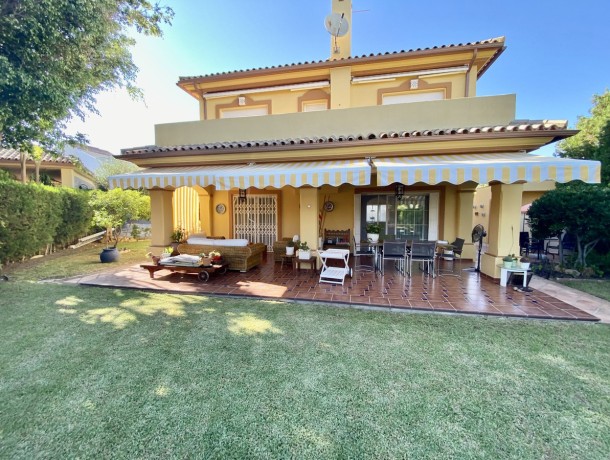 Villa for sale in Atalaya, Marbella