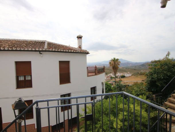 Villa for sale in Alozaina, Marbella