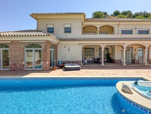 Villa for sale in Málaga Este, Marbella