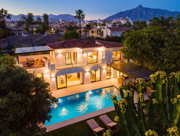Villa for sale in Puerto Banús, Marbella