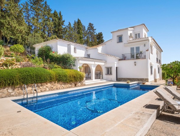 Villa for sale in Sierrezuela, Marbella