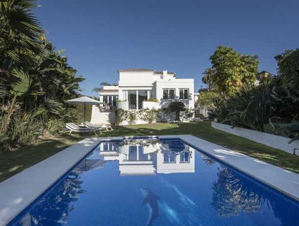 Villa for sale in Las Brisas, Marbella
