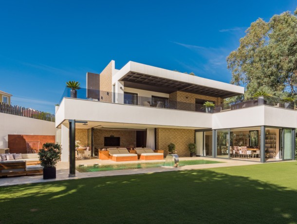 Villa for sale in New Golden Mile, Marbella