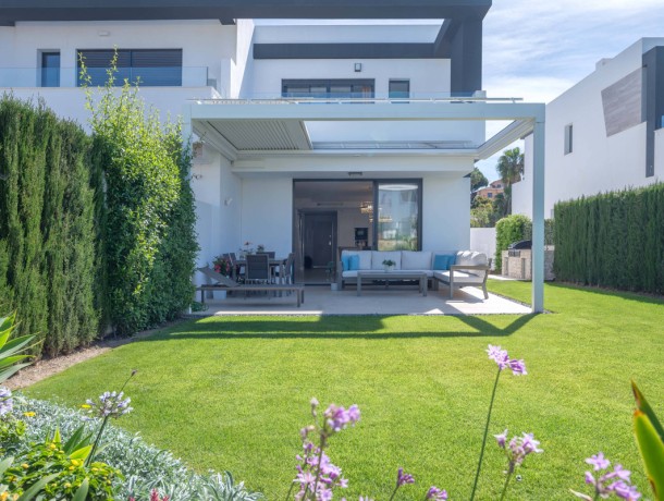 Villa for sale in Selwo, Marbella
