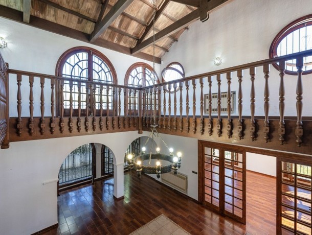 Villa for sale in Sierrezuela, Marbella