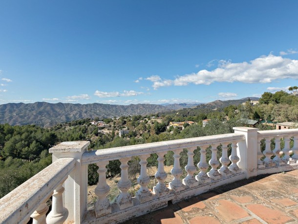 Villa for sale in Montes de Málaga, Marbella