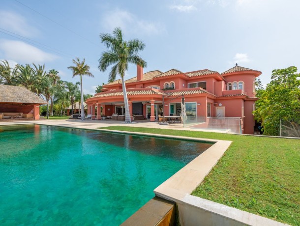 Villa for sale in El Paraiso, Marbella