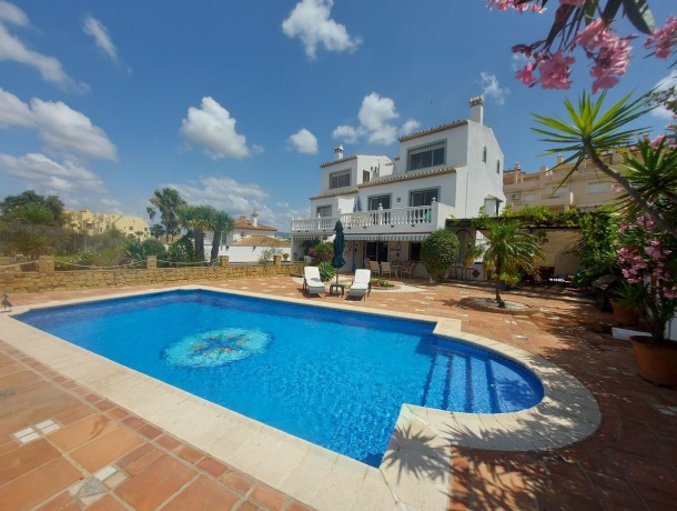 Villa for sale in La Duquesa, Marbella