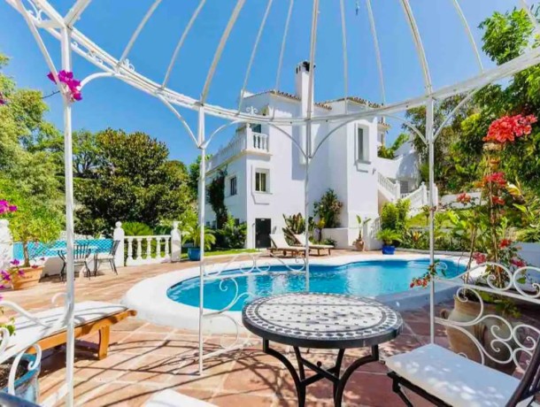 Villa for sale in El Rosario, Marbella