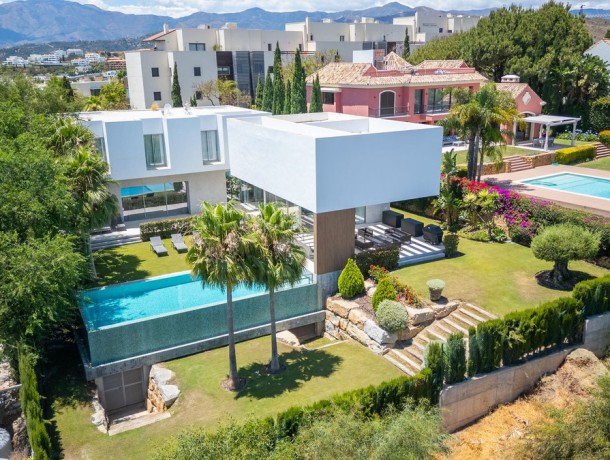 Villa for sale in Los Flamingos, Marbella