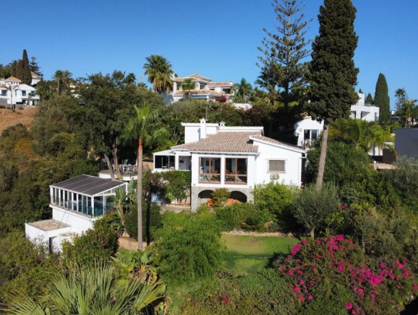 Villa for sale in El Rosario, Marbella