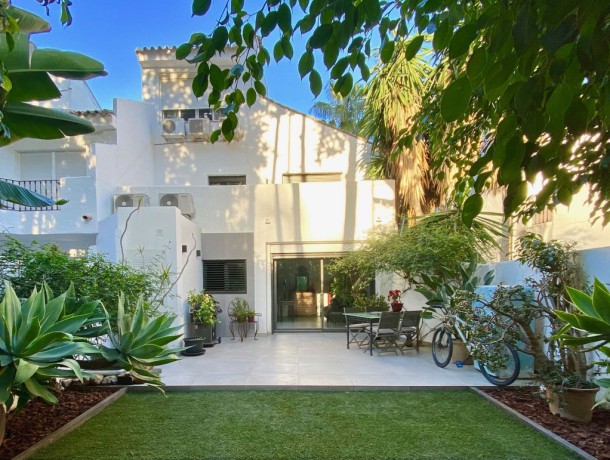 Townhouse for sale in Nueva Andalucía, Marbella