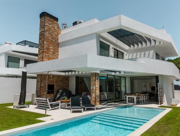 Villa for sale in San Pedro de Alcántara, Marbella