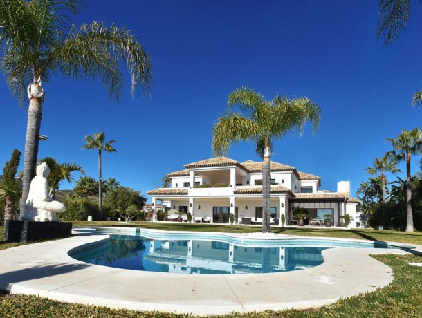 Villa for sale in Atalaya, Marbella