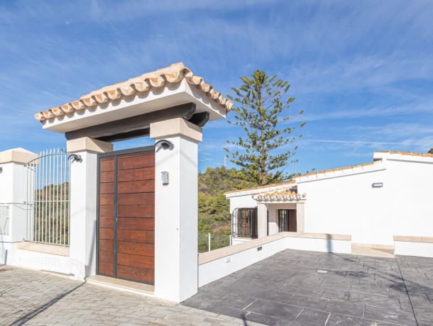 Villa for sale in El Rosario, Marbella