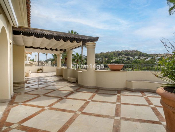Apartment for sale in Nueva Andalucía, Marbella