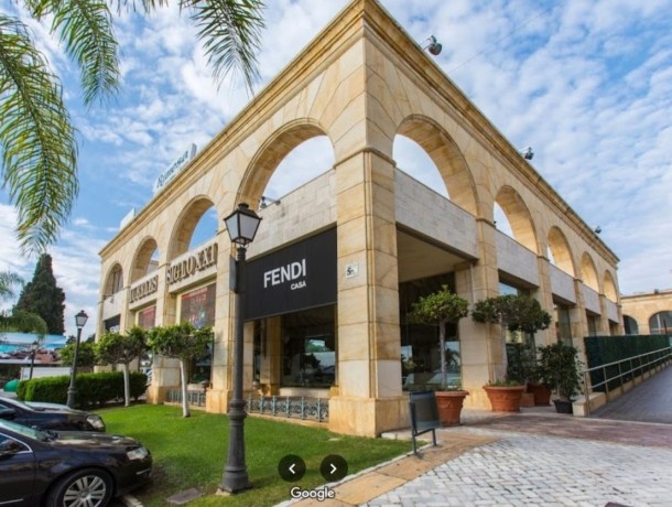 Commercial for sale in Puerto Banús, Marbella