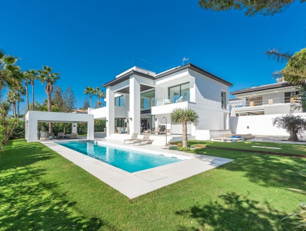 Villa for sale in San Pedro de Alcántara, Marbella
