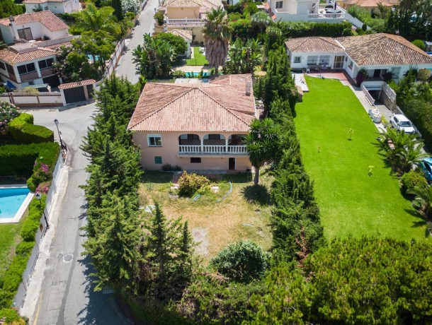 Villa for sale in Río Real, Marbella
