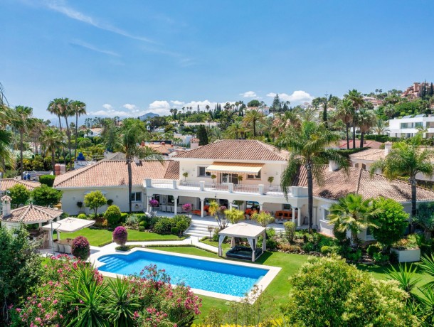 Villa for sale in Nueva Andalucía, Marbella