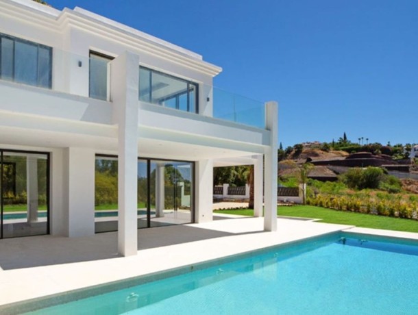 Villa for sale in Monte Halcones, Marbella