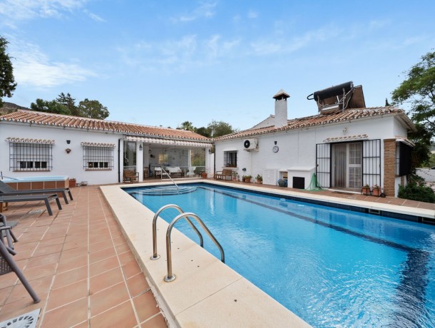 Villa for sale in Almogía, Marbella