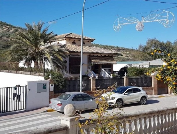 Villa for sale in Cuevas Bajas, Marbella