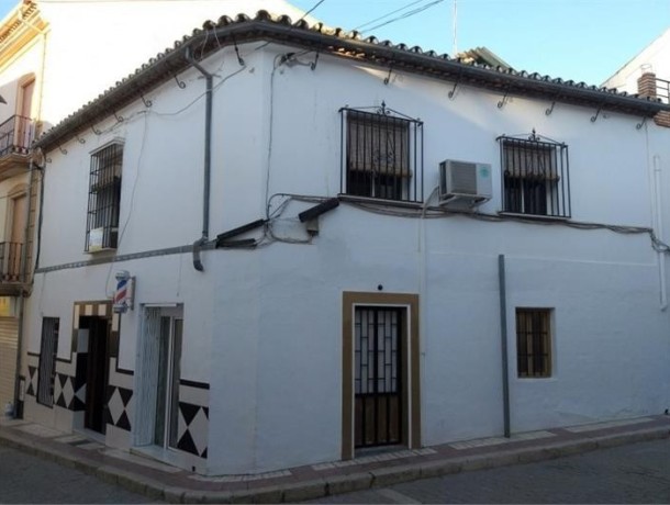 Townhouse for sale in Cuevas Bajas, Marbella