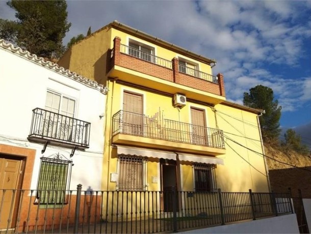 Townhouse for sale in Cuevas Bajas, Marbella