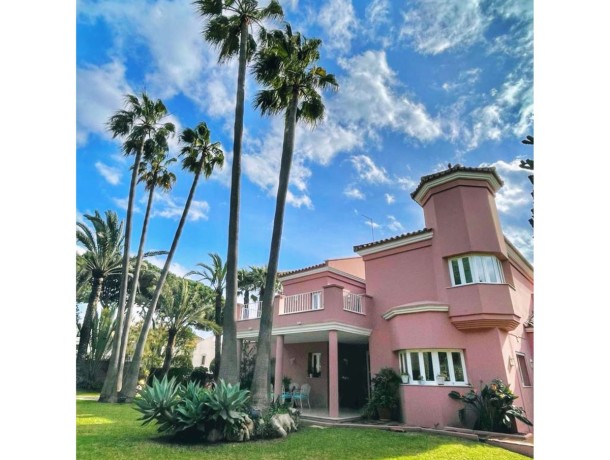 Villa for sale in Calahonda, Marbella