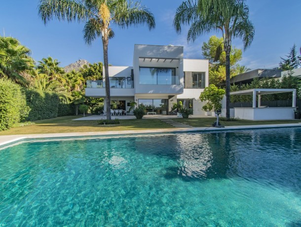 Villa for sale in Nagüeles, Marbella