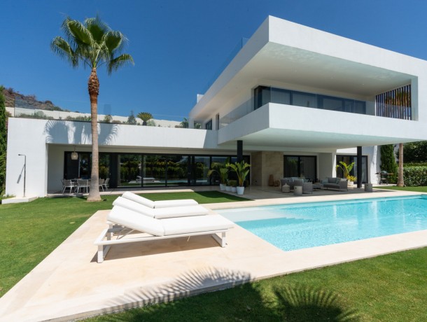 Villa for sale in Nueva Andalucía, Marbella
