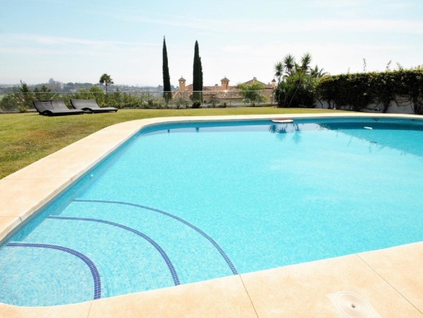 Villa for sale in El Paraiso, Marbella