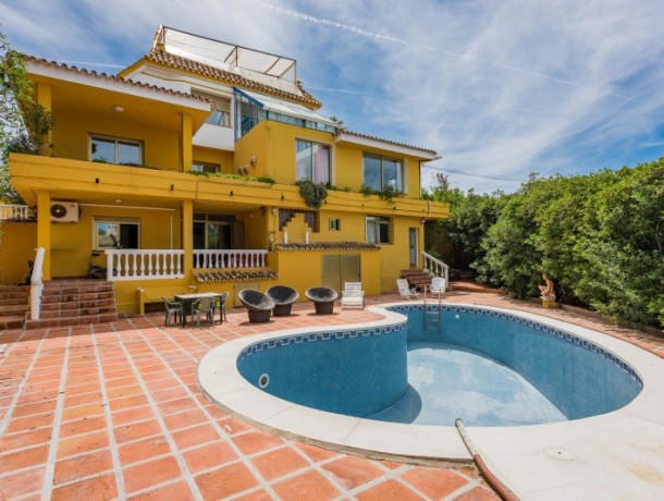 Villa for sale in El Rosario, Marbella