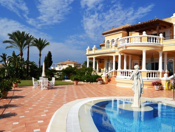 Villa for sale in El Paraiso, Marbella