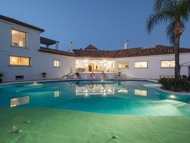 Villa for sale in El Paraiso, Marbella