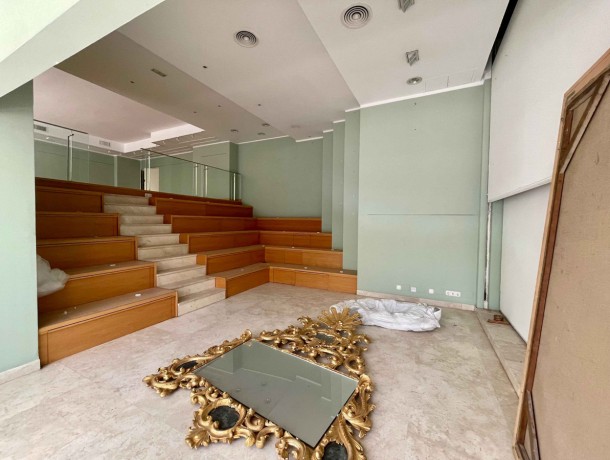 Commercial for sale in Puerto Banús, Marbella